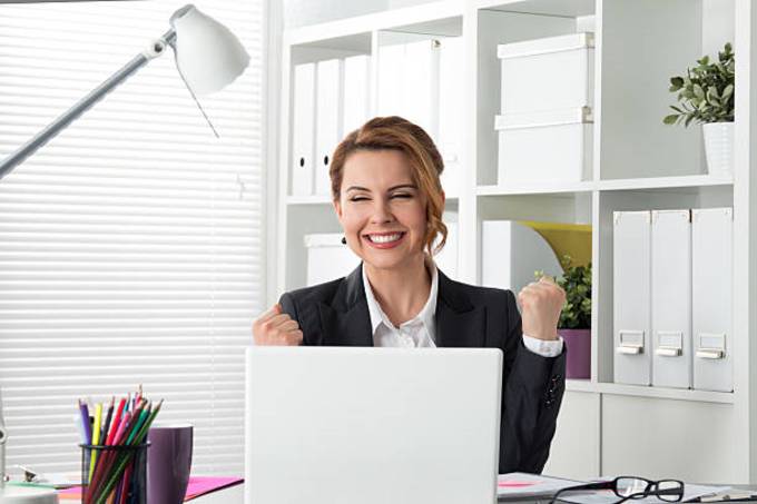businesswoman-happy-laptop
