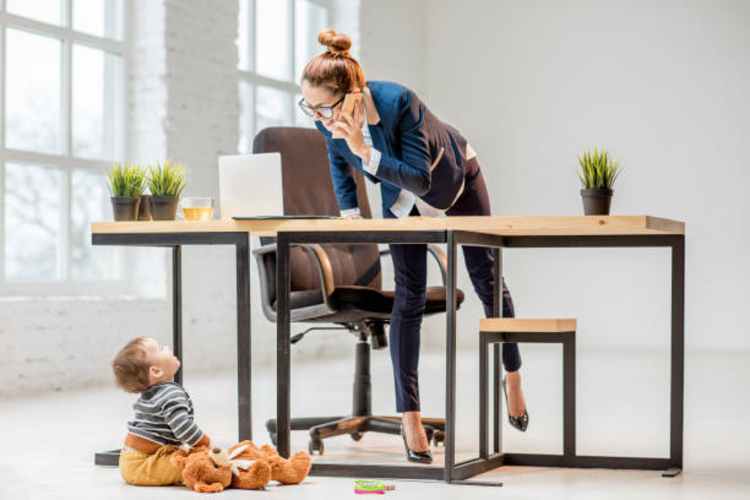 multitasking-businesswoman-with-her-son-at-the-office