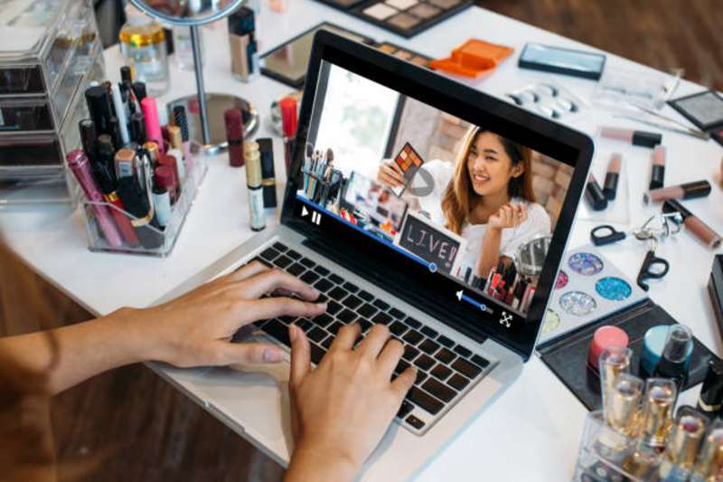 woman-laptop-makeup-marketing