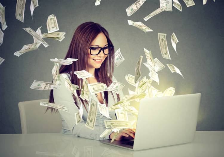 woman-earning-online