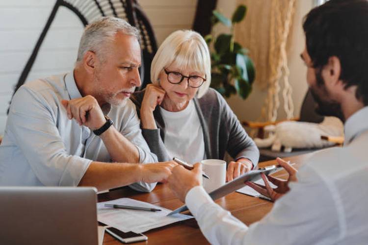 woman-man-financial-advisor