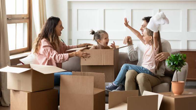 family-move-houses-boxes