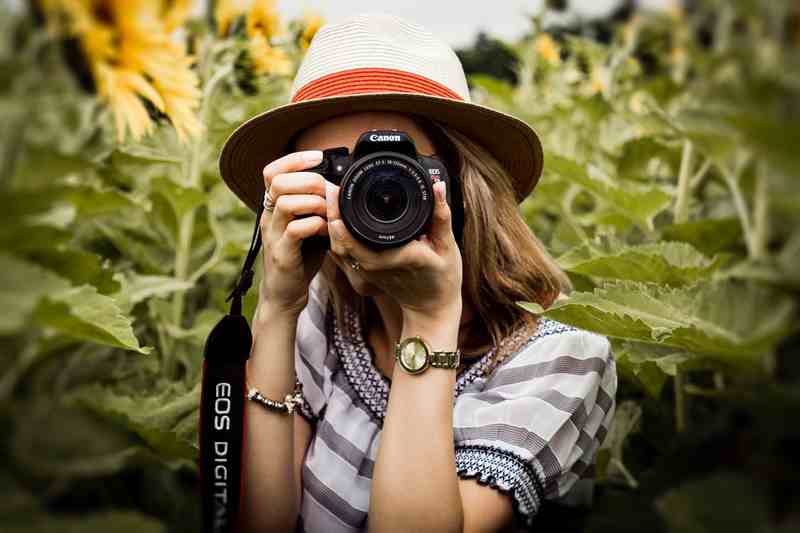 woman-photographer-camera